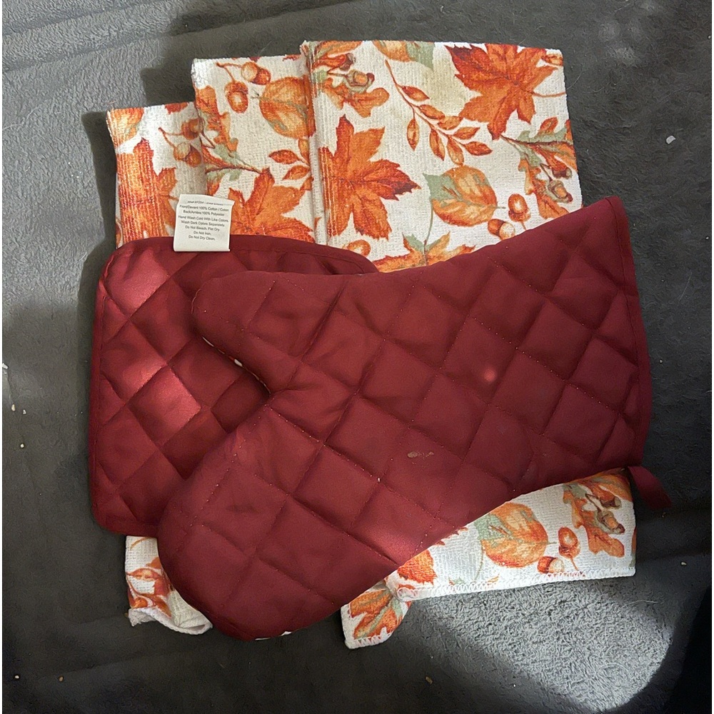 4 kitchen towels one oven mitt pot holder Thanksgiving Halloween Fall Decor